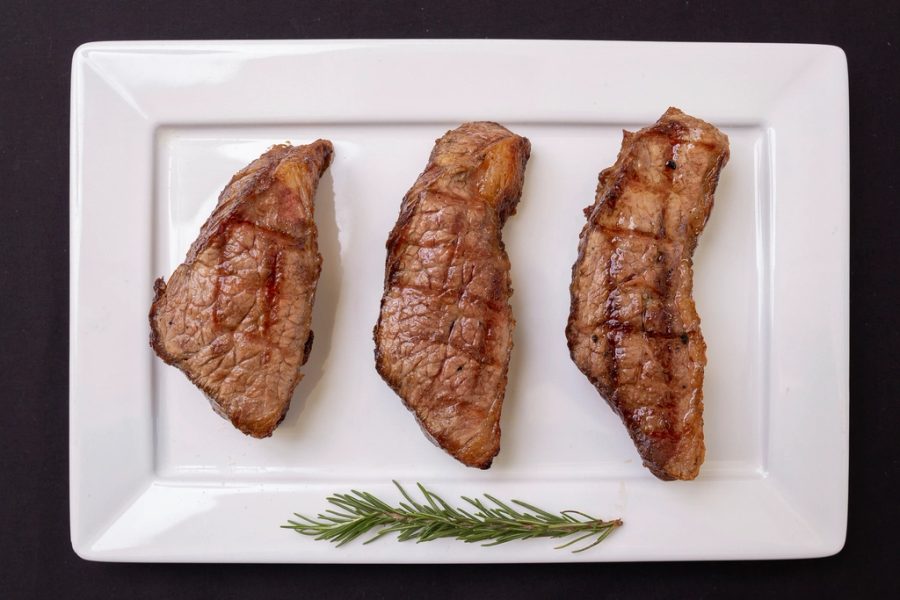 Corte de carne assada servido na tábua