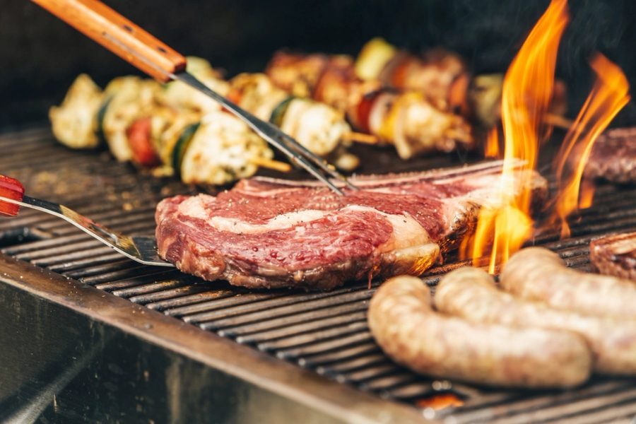 Carne assando na brasa, na grelha do restaurante