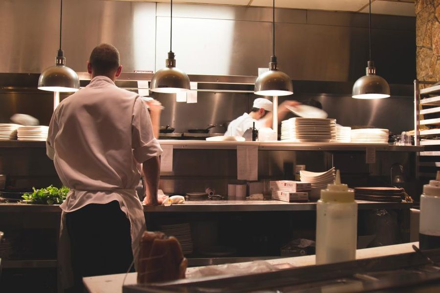 Cozinha do restaurante em plena atividade durante o serviço