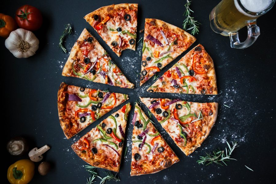 Pizza assada em forno a lenha, servida na mesa